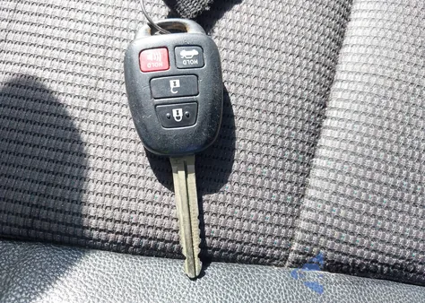 2014 Toyota Corolla S Plus z USA, uszkodzony, nr VIN 2T1BURHE6EC067801